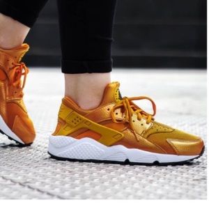 NIKE New Haurache Sunset Gold